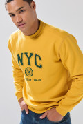 Buzo cuello redondo amarillo oscuro con texto college
