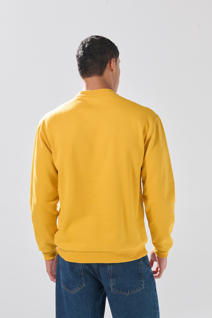 Buzo cuello redondo amarillo oscuro con texto college
