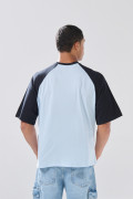 Camiseta azul clara manga ranglan con texto college
