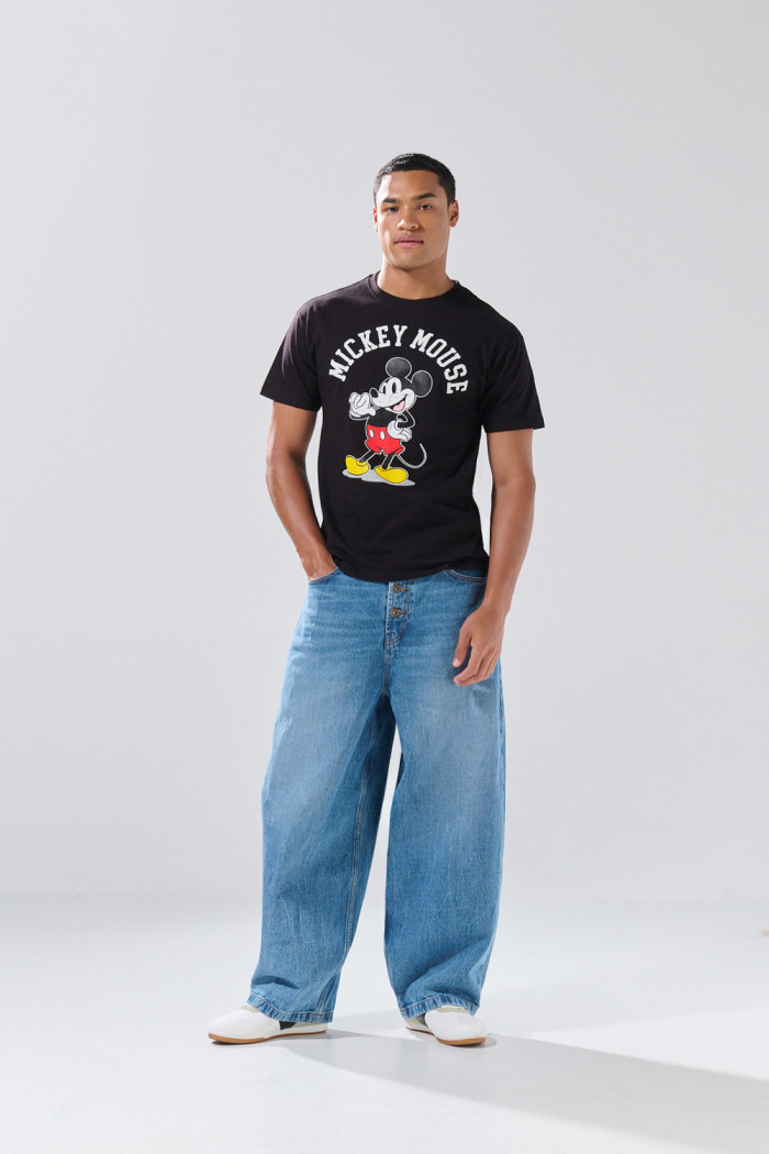 Camiseta negra con cuello redondo y diseño de Mickey
