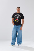 Camiseta negra con cuello redondo y diseño de Mickey
