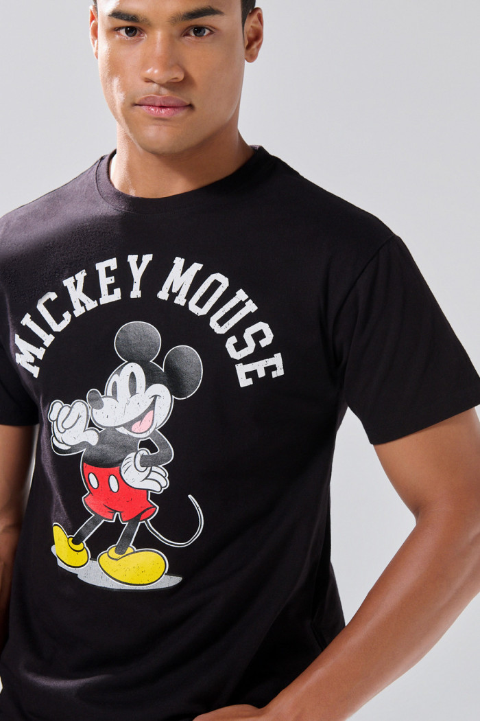 Camiseta negra con cuello redondo y diseño de Mickey
