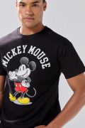 Camiseta negra con cuello redondo y diseño de Mickey
