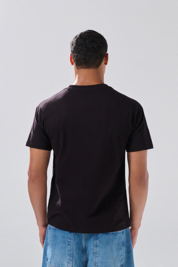 Camiseta negra con cuello redondo y diseño de Mickey
