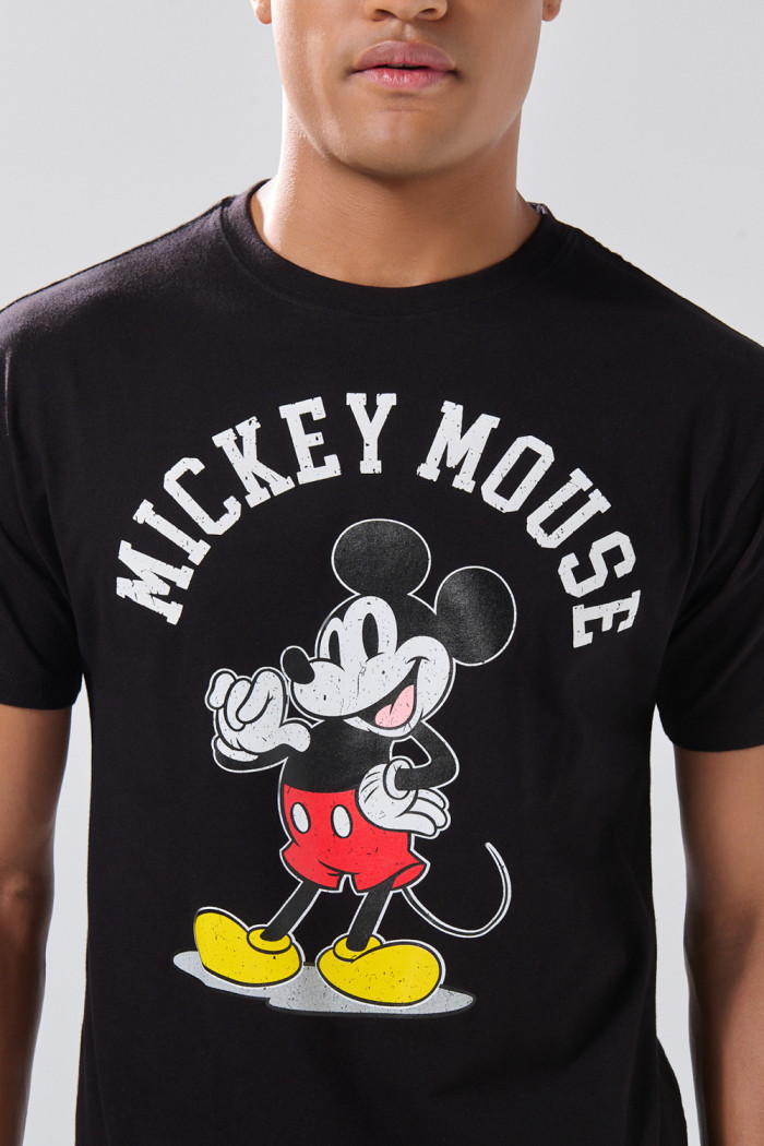 Camiseta negra con cuello redondo y diseño de Mickey
