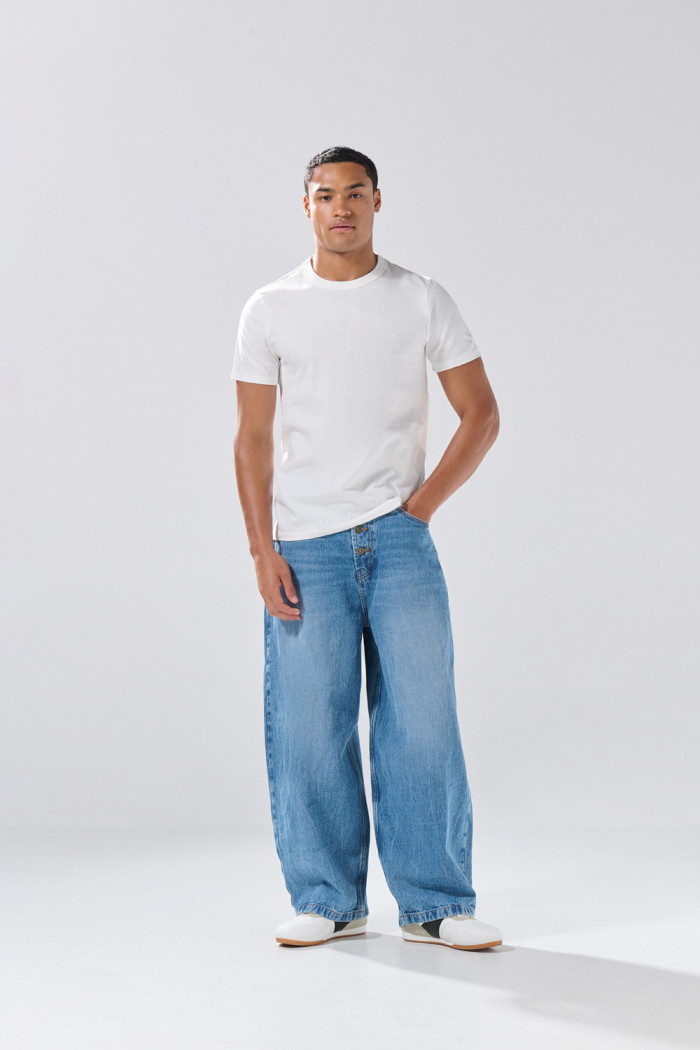 Jean barrel azul medio con tiro bajo, botones y bota ancha