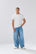 Jean barrel azul medio con tiro bajo, botones y bota ancha