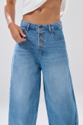 Jean barrel azul medio con tiro bajo, botones y bota ancha