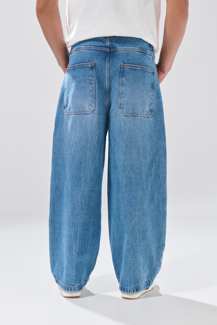 Jean barrel azul medio con tiro bajo, botones y bota ancha