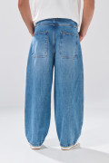 Jean barrel azul medio con tiro bajo, botones y bota ancha