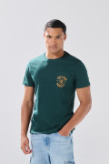 Camiseta verde con bolsillo, manga corta y arte college