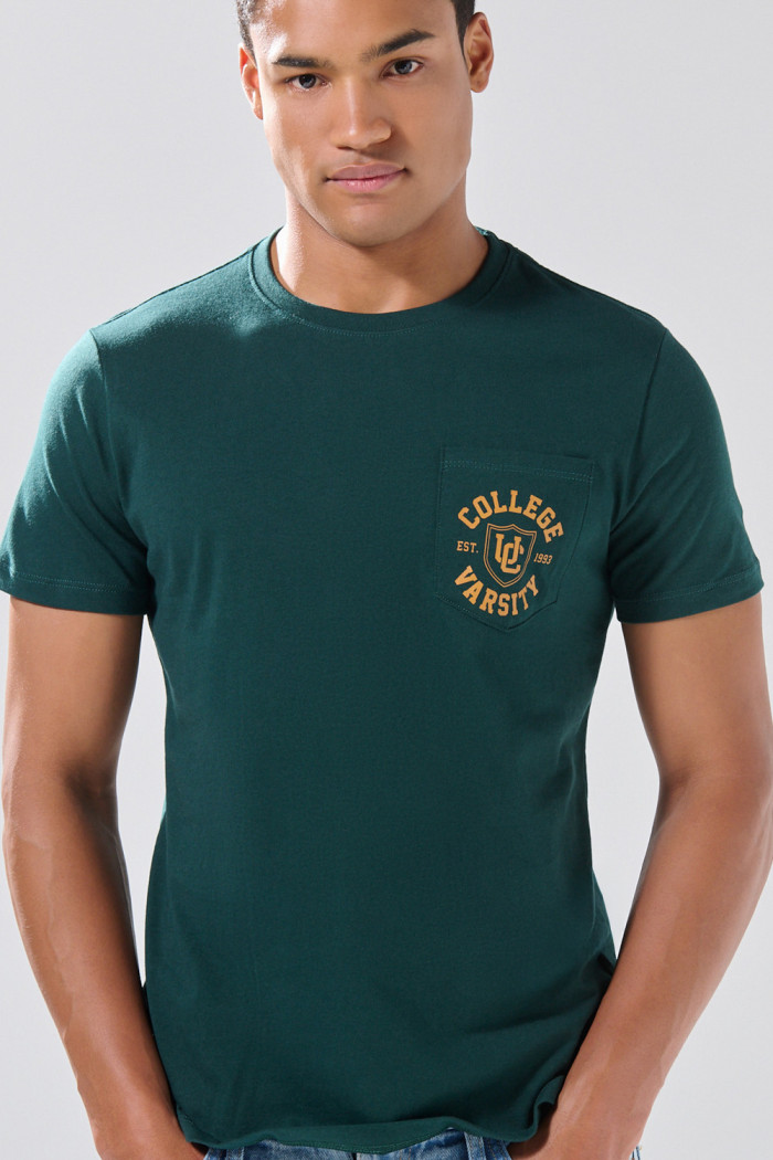 Camiseta verde con bolsillo, manga corta y arte college