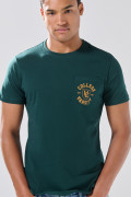 Camiseta verde con bolsillo, manga corta y arte college