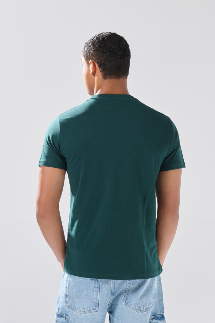 Camiseta verde con bolsillo, manga corta y arte college