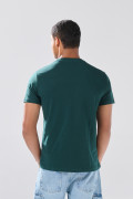 Camiseta verde con bolsillo, manga corta y arte college