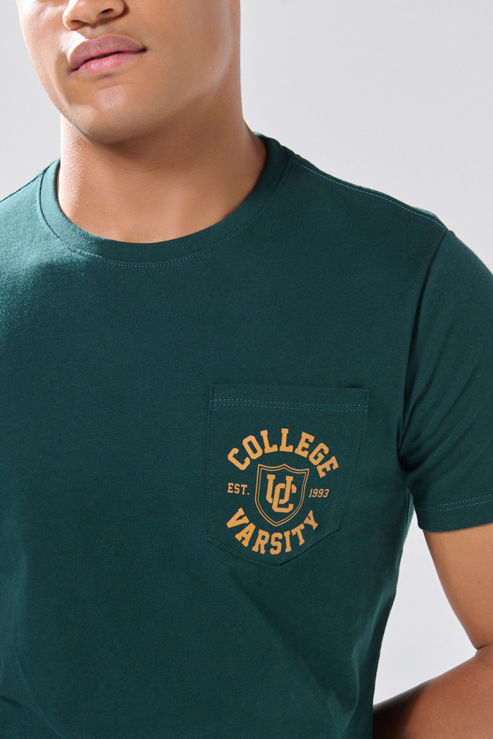Camiseta verde con bolsillo, manga corta y arte college