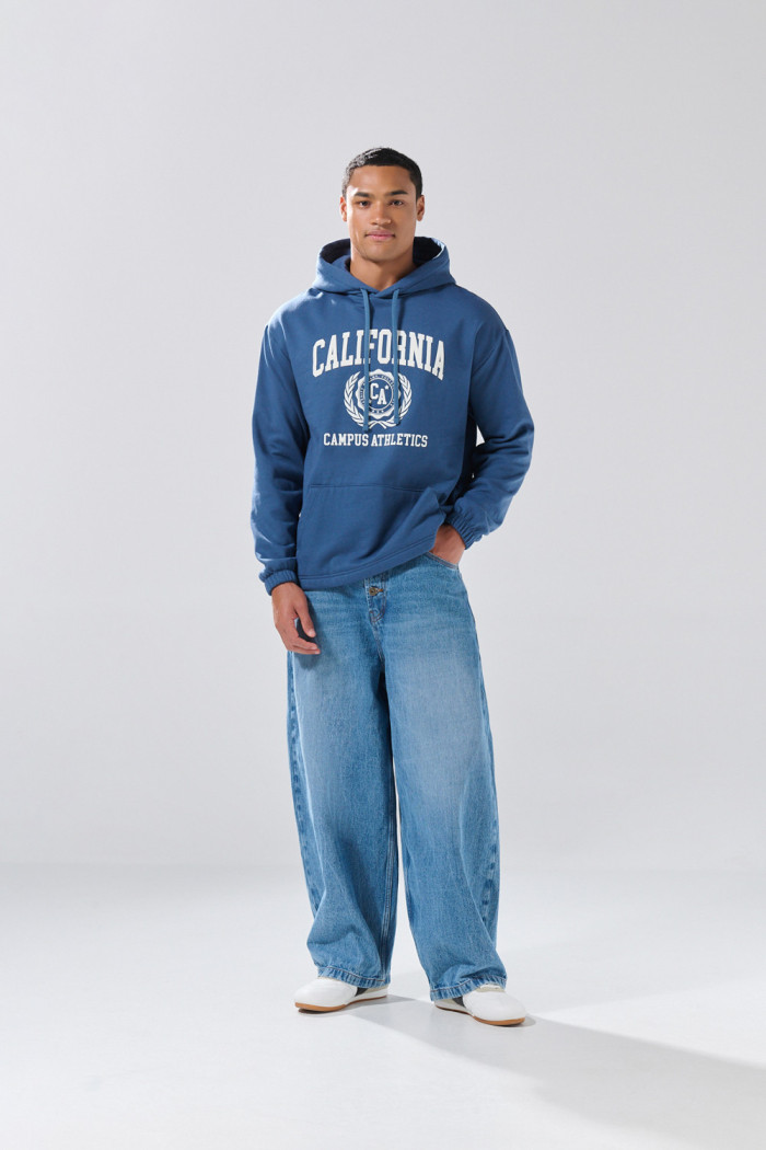 Buzo oversize azul oscuro con arte college y capota
