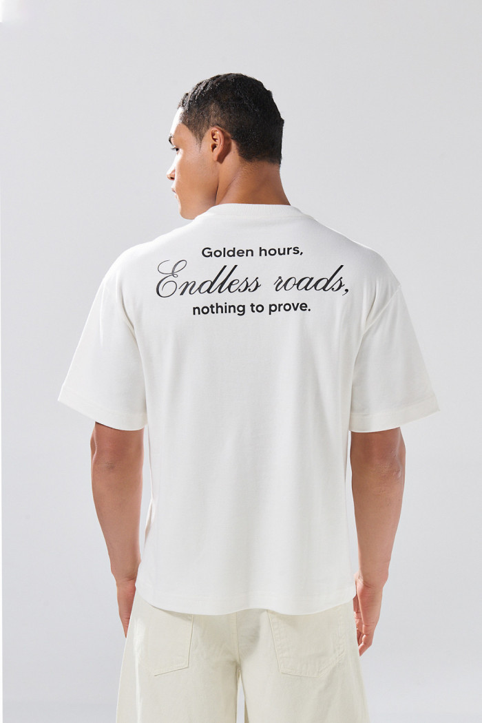 Camiseta unicolor holgada manga corta con texto de Boho Club
