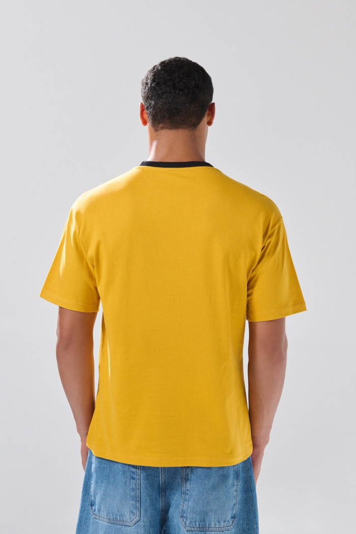 Camiseta en algodón cuello redondo amarilla con arte college
