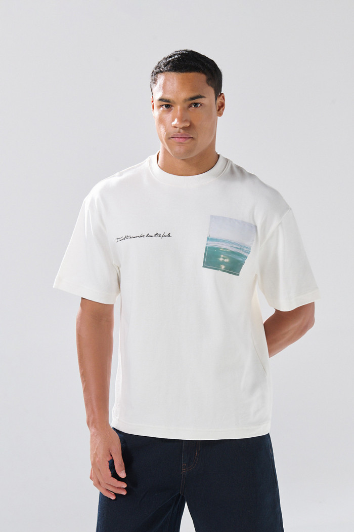 Camiseta oversize cuello redondo unicolor con arte de Poetry
