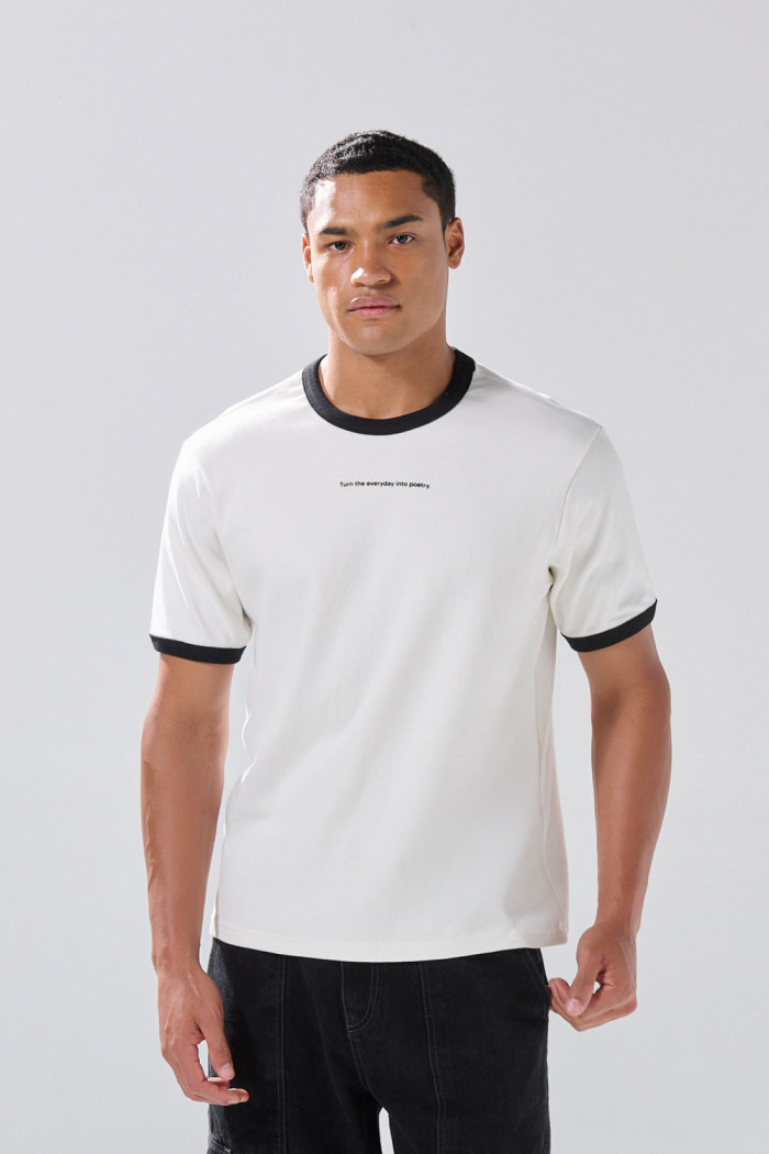 Camiseta manga corta unicolor con contrastes y arte de Poetry
