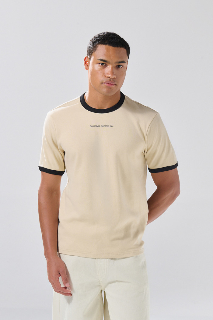 Camiseta manga corta unicolor con contrastes y arte de Poetry
