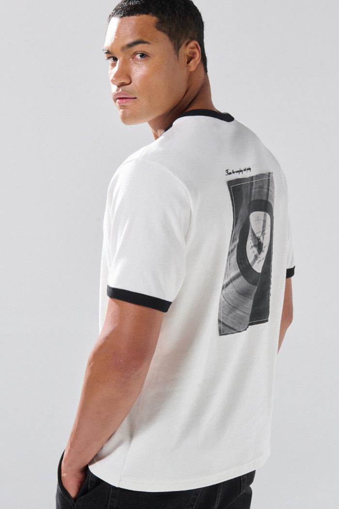 Camiseta manga corta unicolor con contrastes y arte de Poetry
