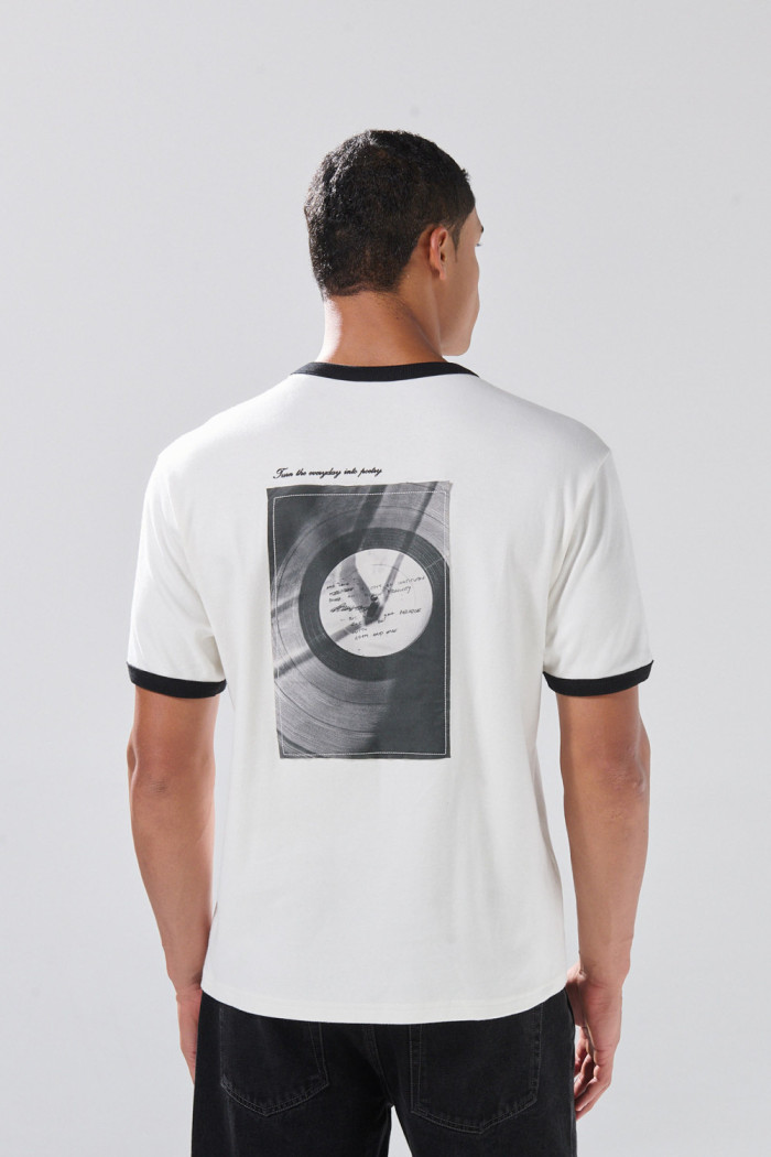 Camiseta manga corta unicolor con contrastes y arte de Poetry
