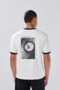 Camiseta manga corta unicolor con contrastes y arte de Poetry

