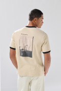 Camiseta manga corta unicolor con contrastes y arte de Poetry
