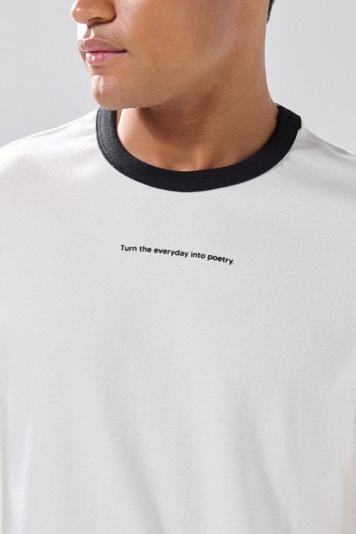 Camiseta manga corta unicolor con contrastes y arte de Poetry
