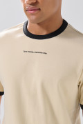 Camiseta manga corta unicolor con contrastes y arte de Poetry
