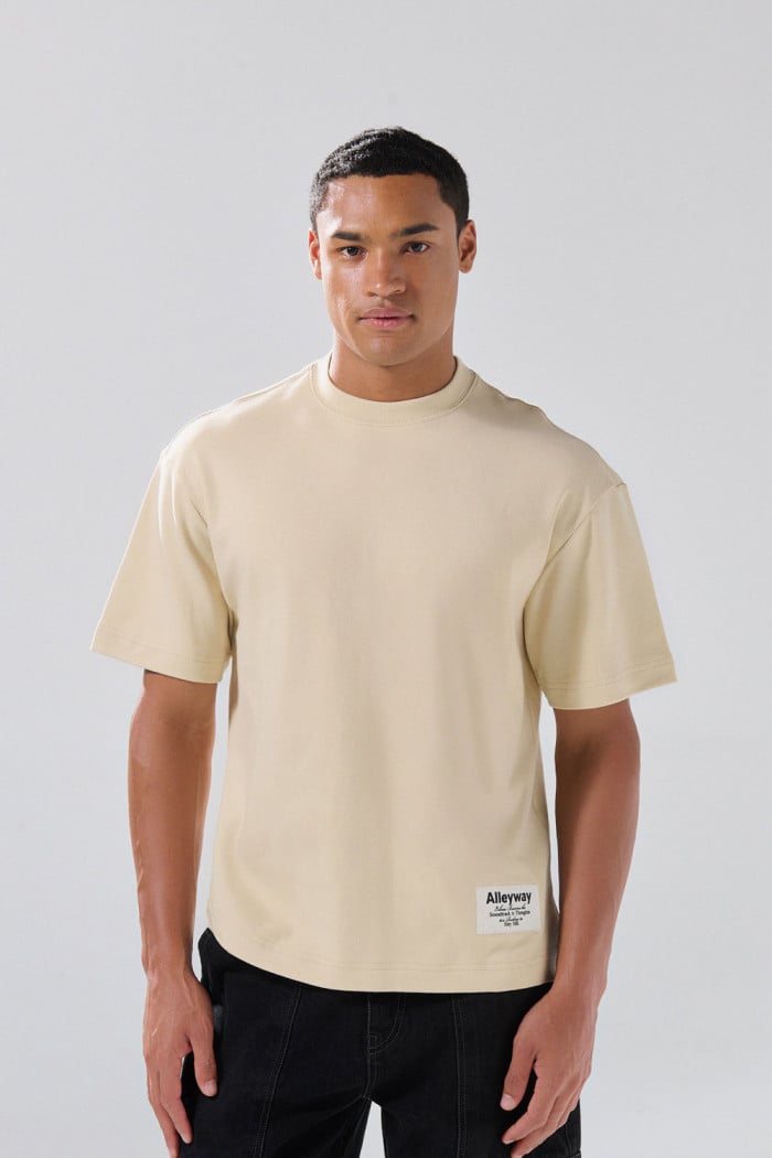 Camiseta cuello redondo unicolor con texto de Poetry
