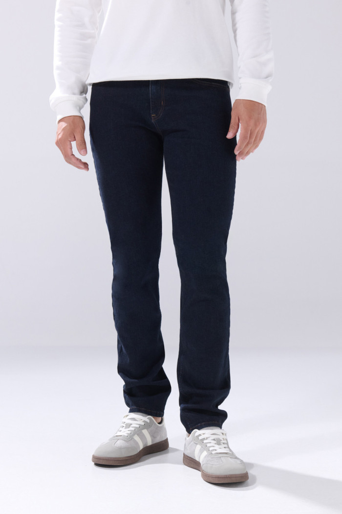 Jean azul intenso slim infaltables con bolsillos y tiro bajo
