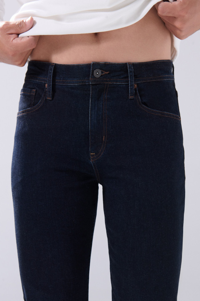 Jean azul intenso slim infaltables con bolsillos y tiro bajo
