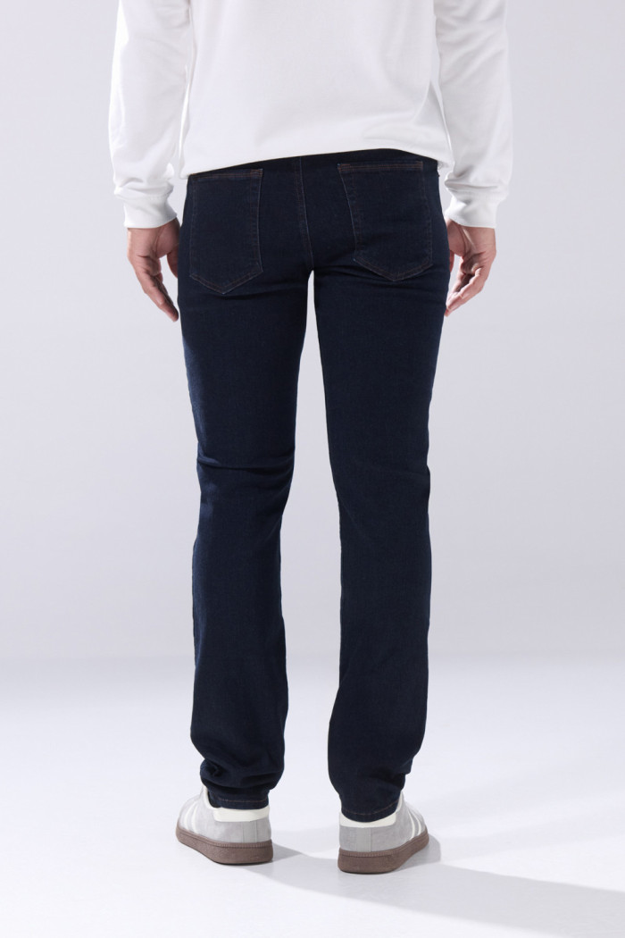 Jean azul intenso slim infaltables con bolsillos y tiro bajo
