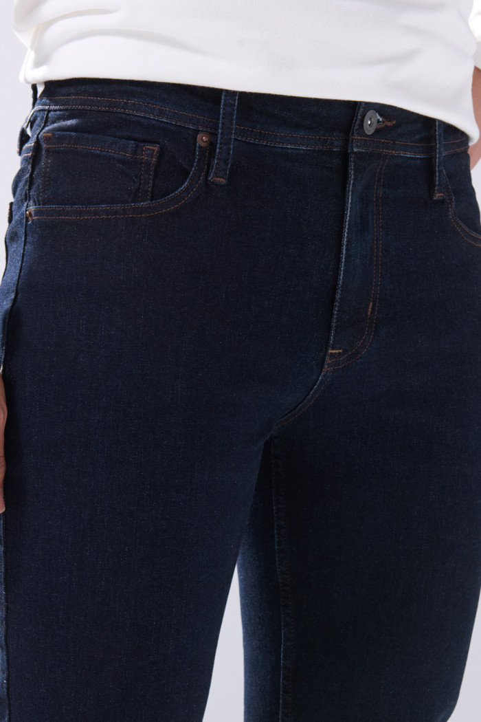 Jean azul intenso slim infaltables con bolsillos y tiro bajo
