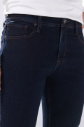 Jean azul intenso slim infaltables con bolsillos y tiro bajo
