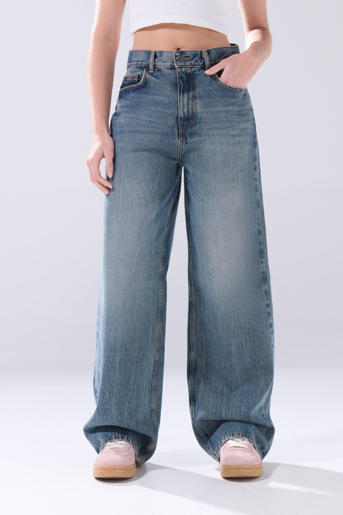 Jean azul medio baggy infaltables con bota ancha y desgastes

