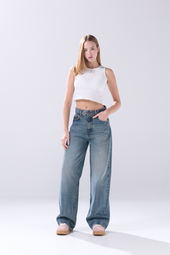 Jean azul medio baggy infaltables con bota ancha y desgastes
