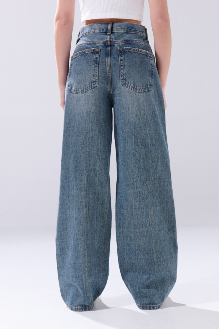 Jean azul medio baggy infaltables con bota ancha y desgastes
