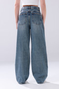 Jean azul medio baggy infaltables con bota ancha y desgastes
