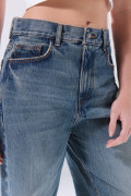 Jean azul medio baggy infaltables con bota ancha y desgastes
