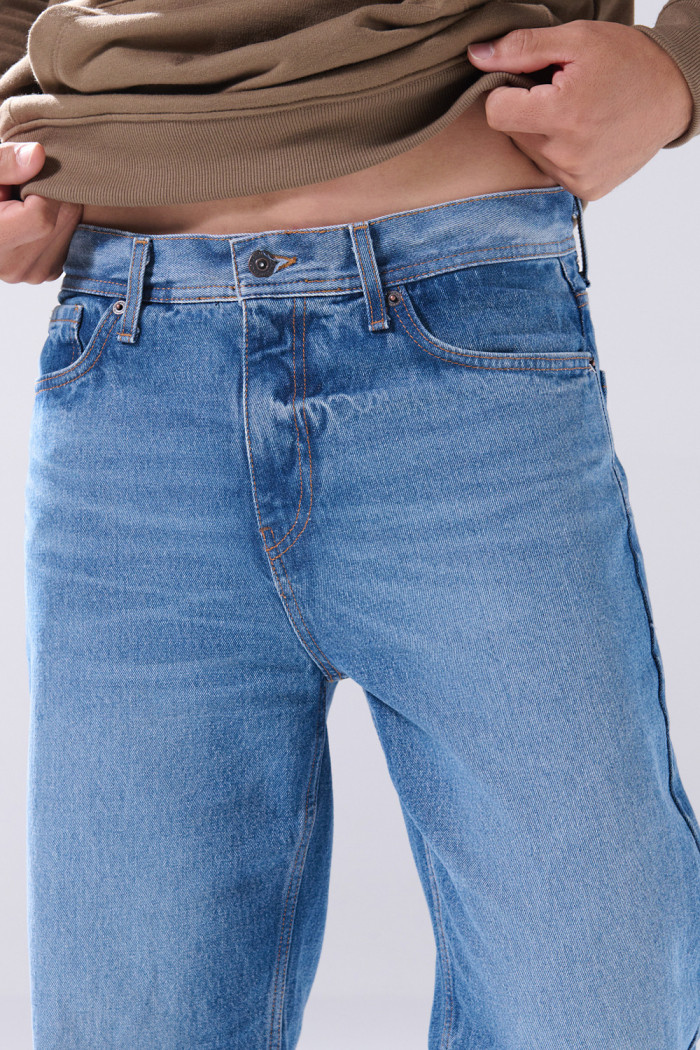 Jean baggy azul infaltables con tiro medio y bota ancha
