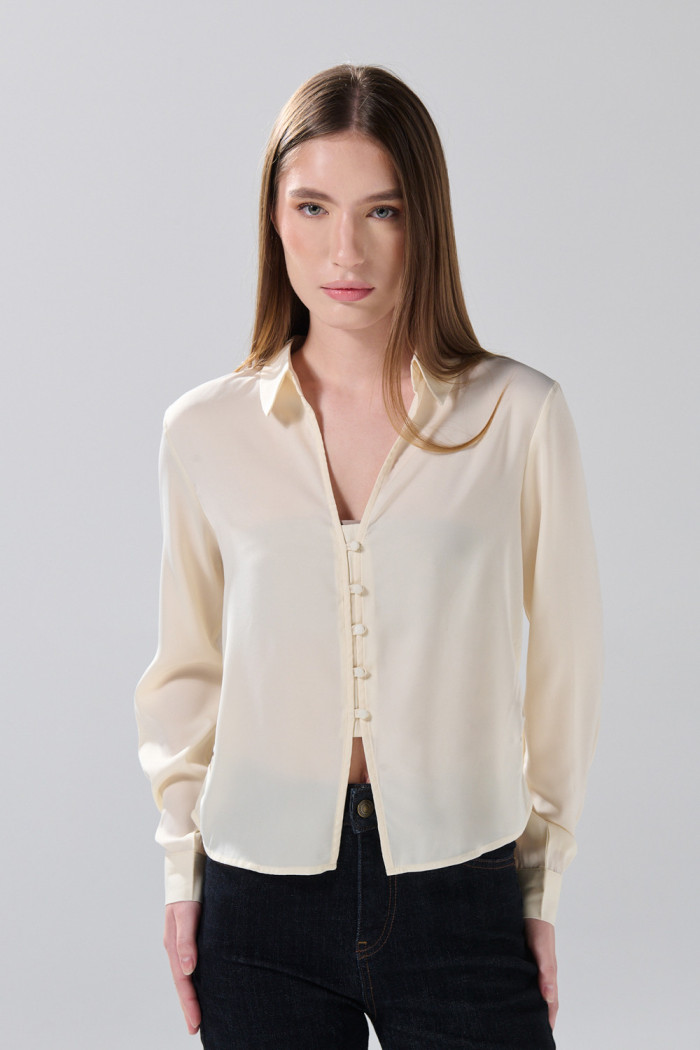 Blusa manga larga en satín unicolor con botones