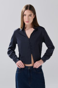 Blusa manga larga en satín unicolor con botones