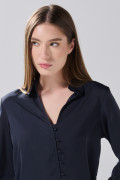 Blusa manga larga en satín unicolor con botones