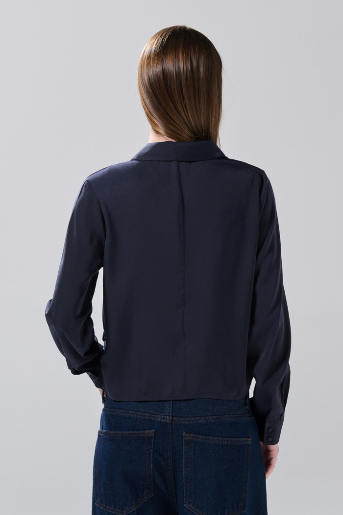 Blusa manga larga en satín unicolor con botones