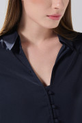 Blusa manga larga en satín unicolor con botones