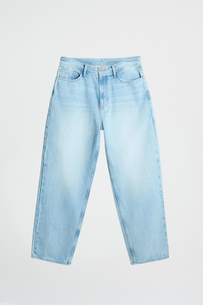 Jean loose azul claro con tiro medio y bota ancha